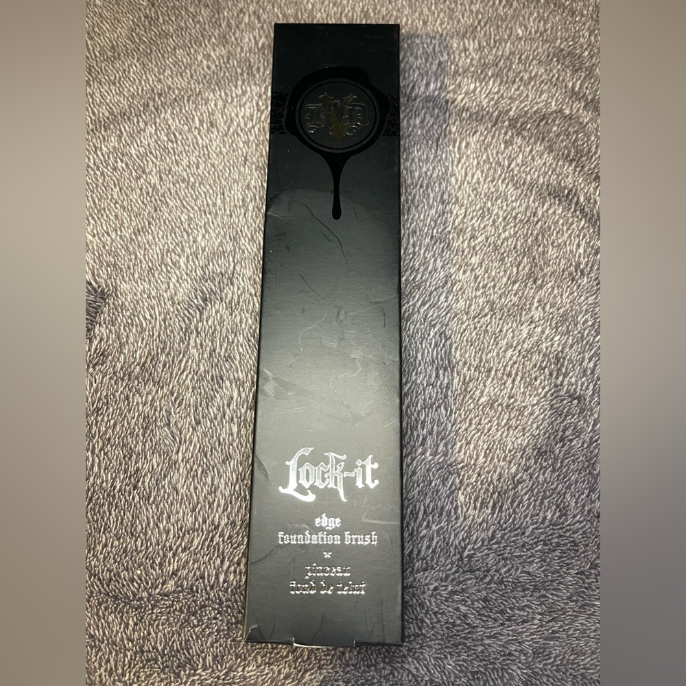 Kat Von D Lock-It Edge Foundation Brush 10 - Picture 5 of 6